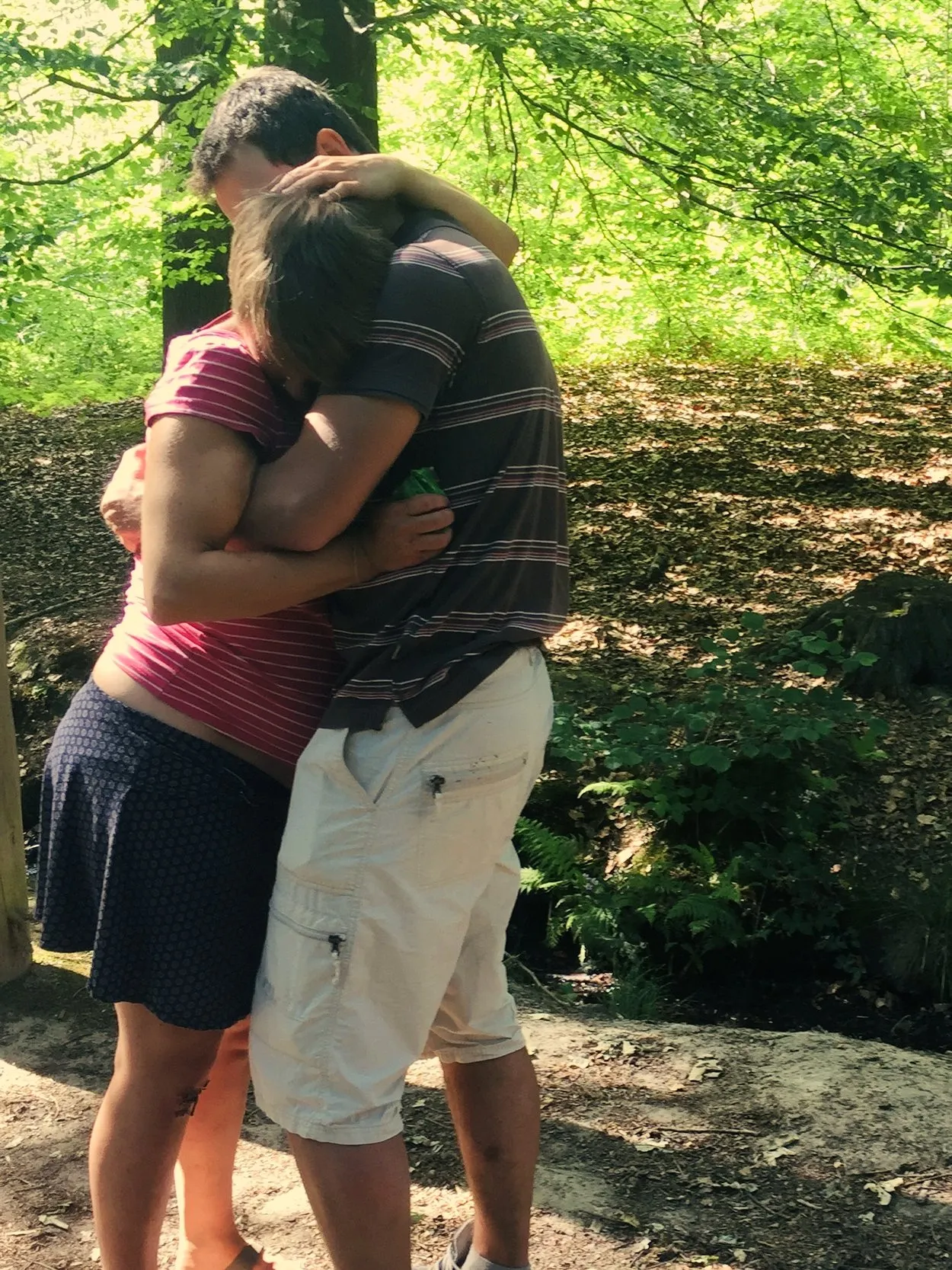 Couple enlacé en forêt pendant le début du travail