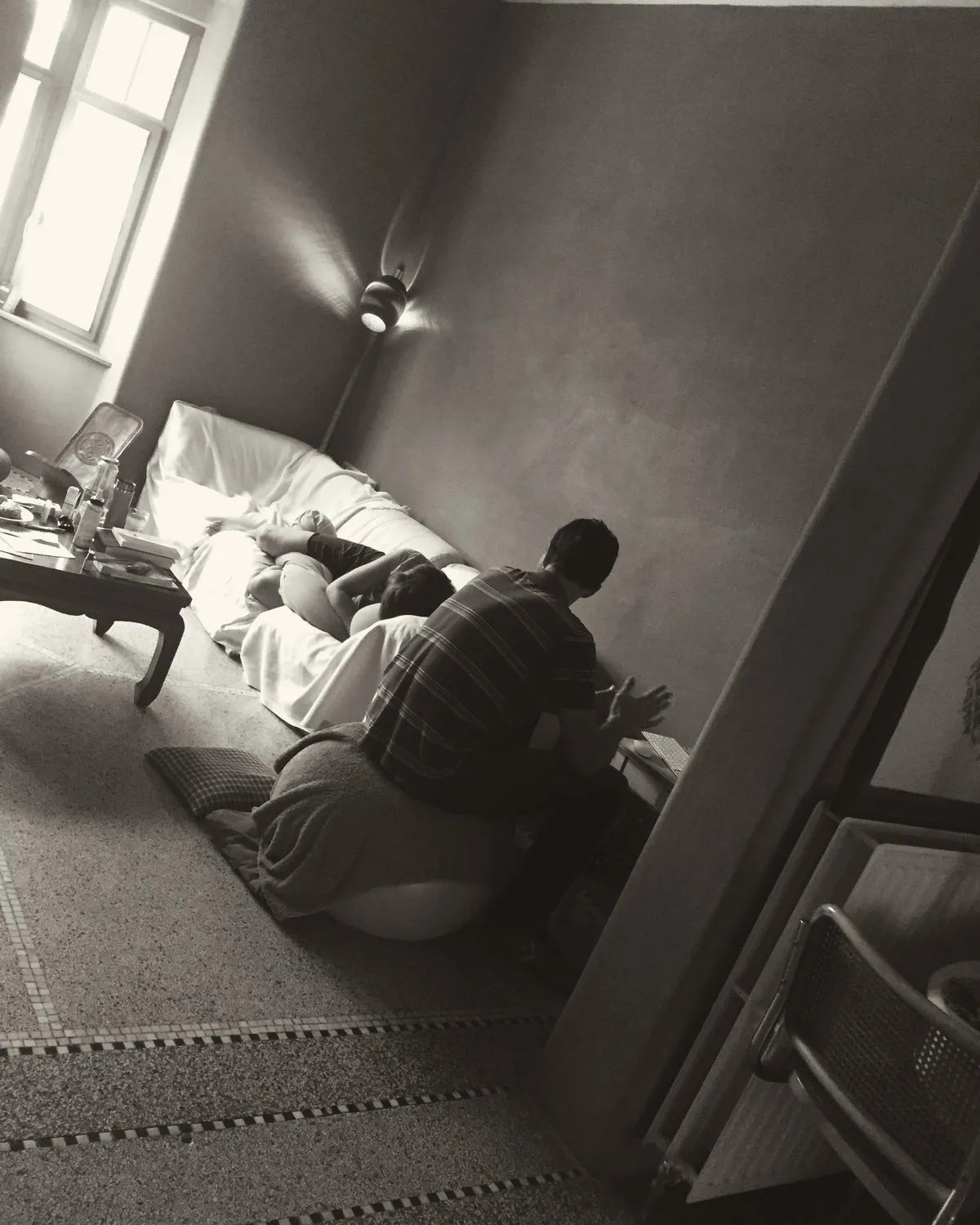 Femme en travail se reposant à la maison, accompagnée