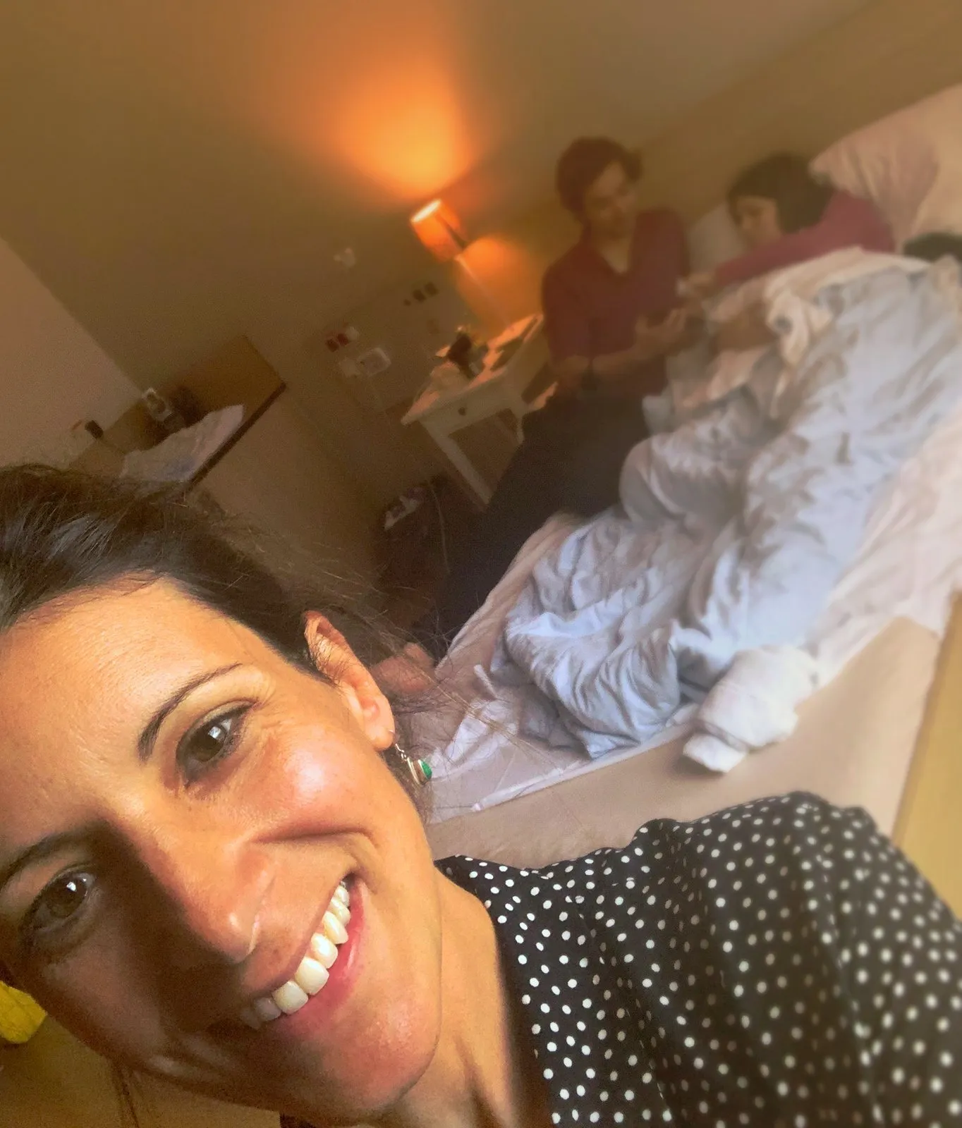 Sophie Laféac, sage-femme, présente au début du travail à domicile