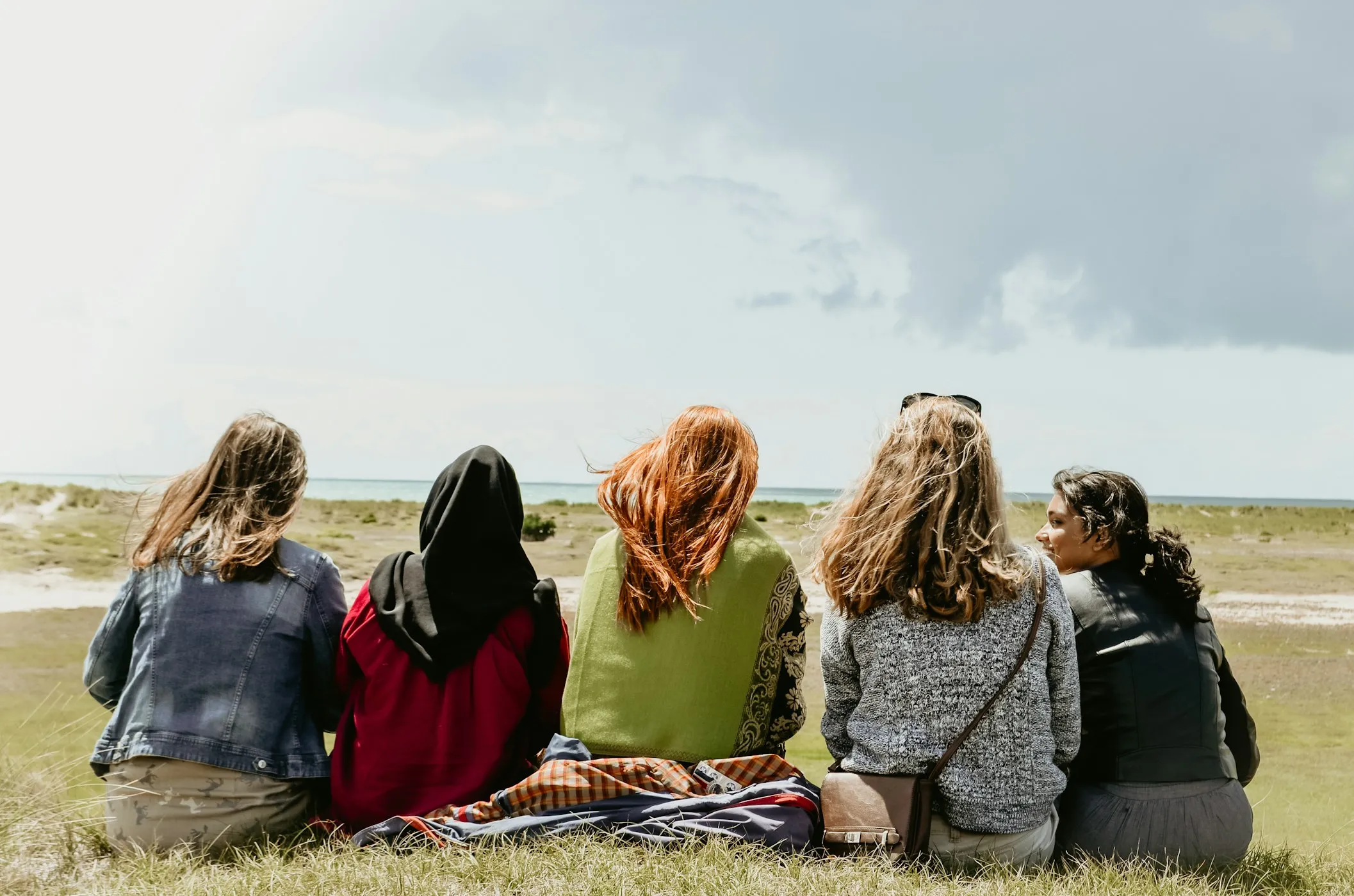 Groupe de femmes assises dans l’herbe