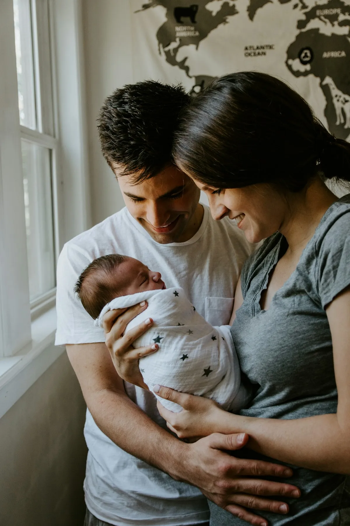 Parents tenant leur nouveau-né à la maison
