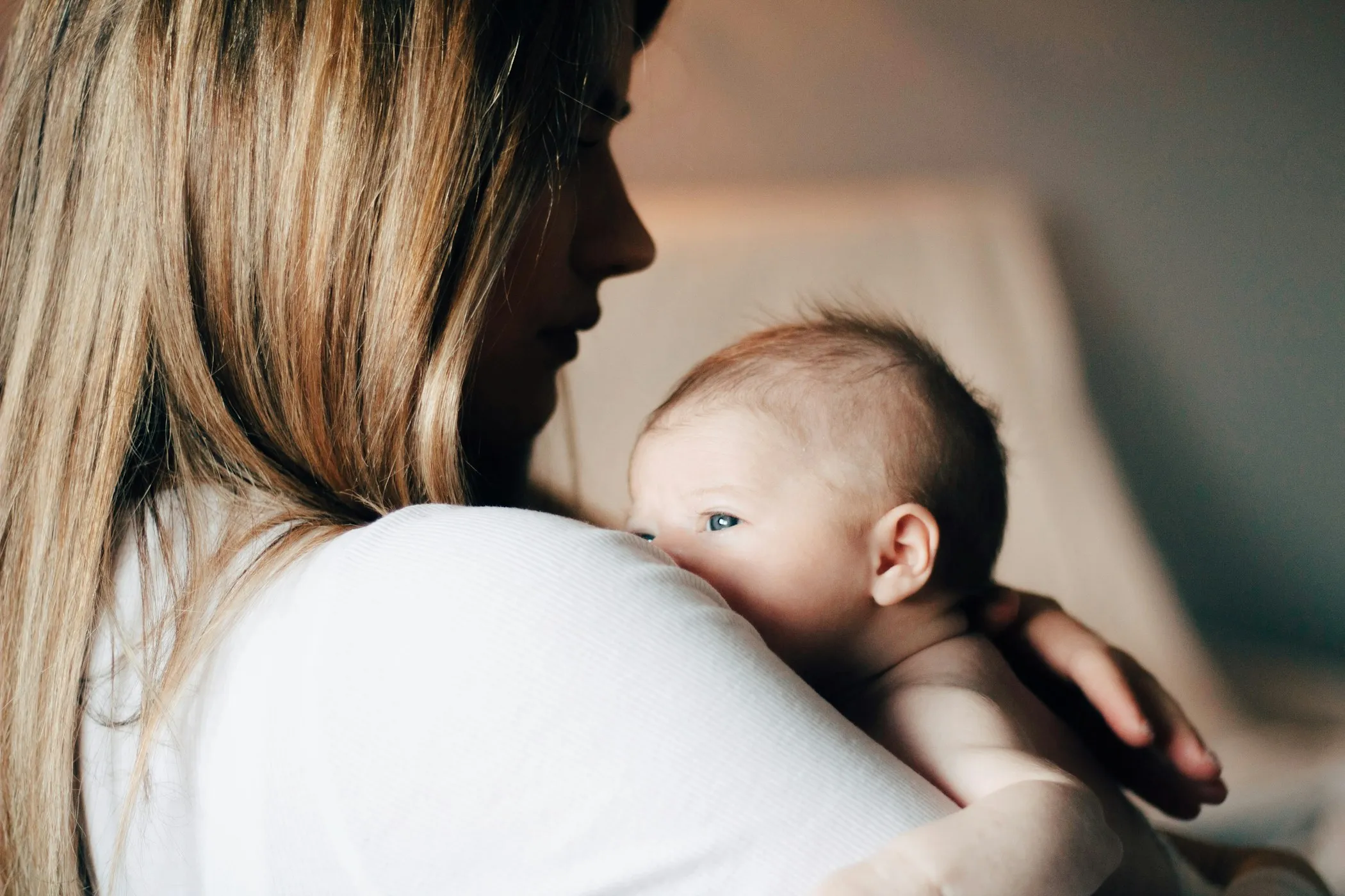 Mère portant son bébé, au cabinet La Lanterne à Rixensart
