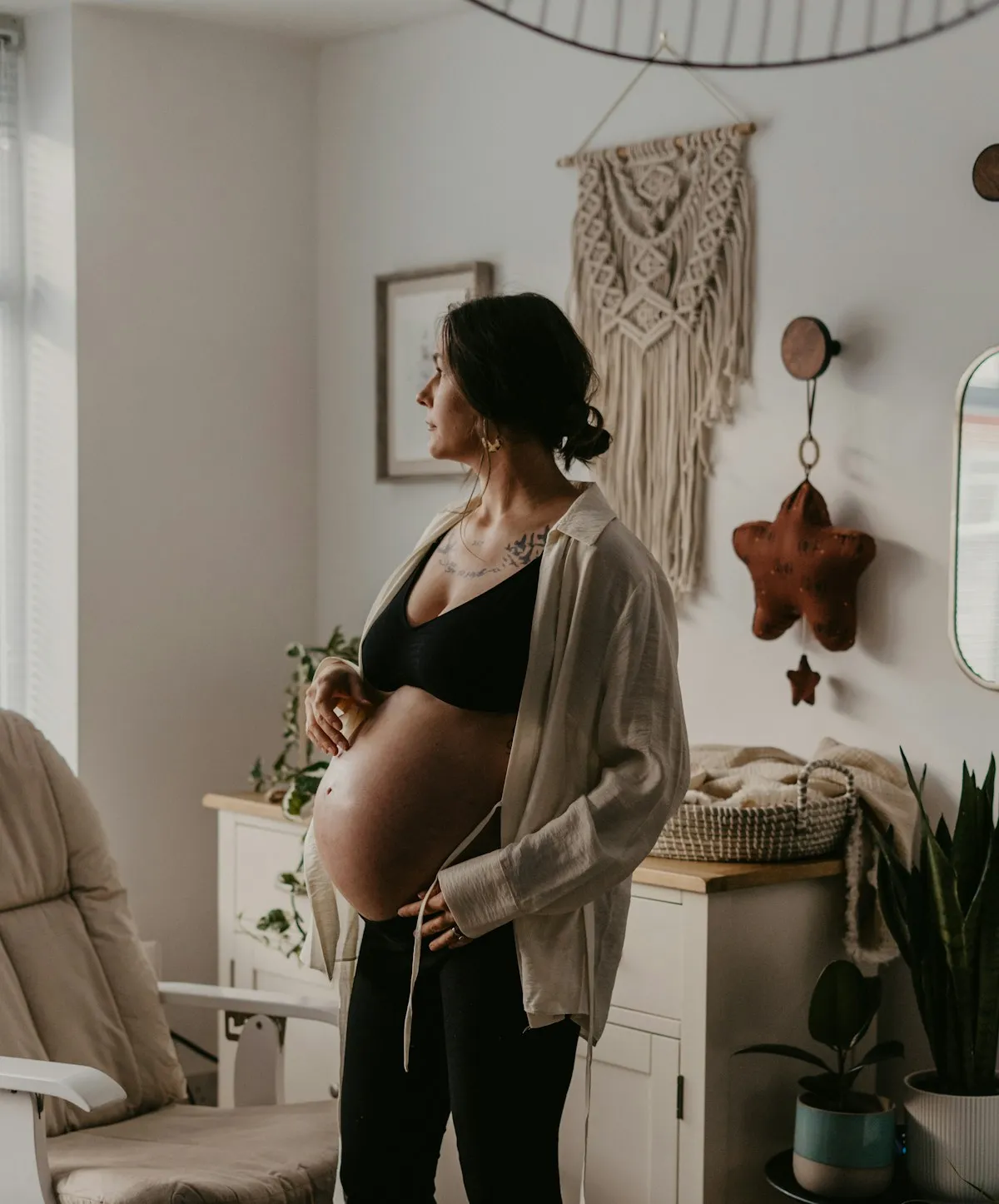 Femme enceinte dans la chambre de bébé