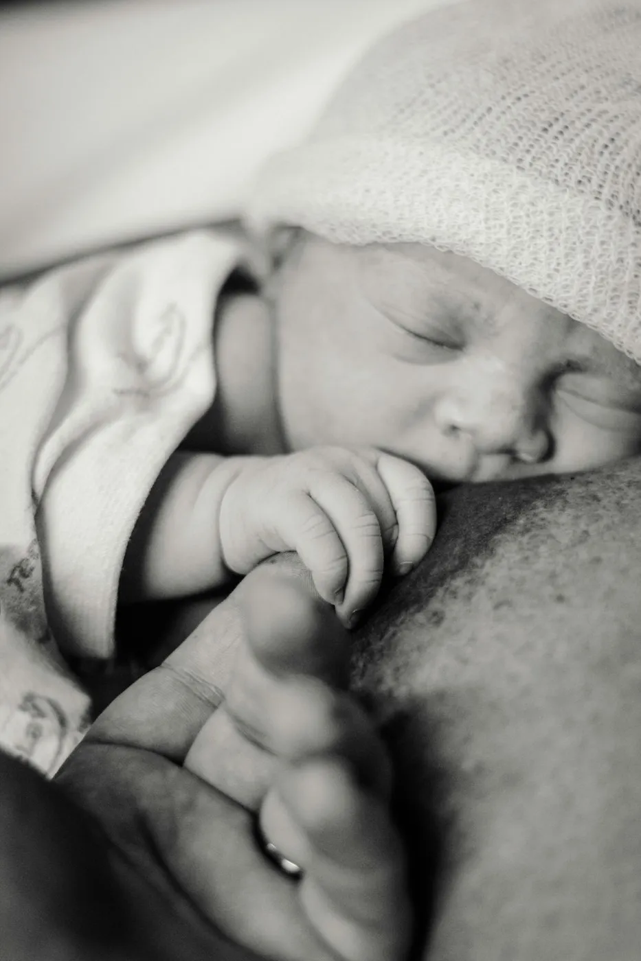 Naissance à la maison : une mère accueille son bébé