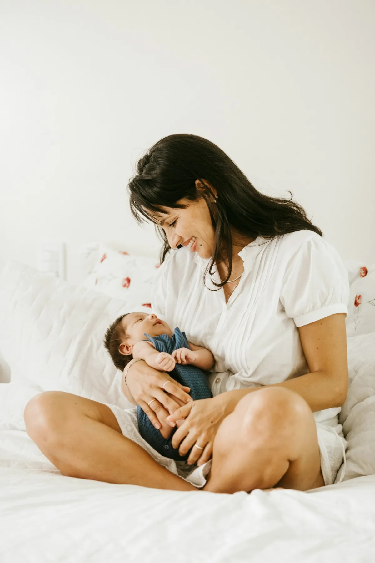Mère assise sur le lit avec son nouveau-né