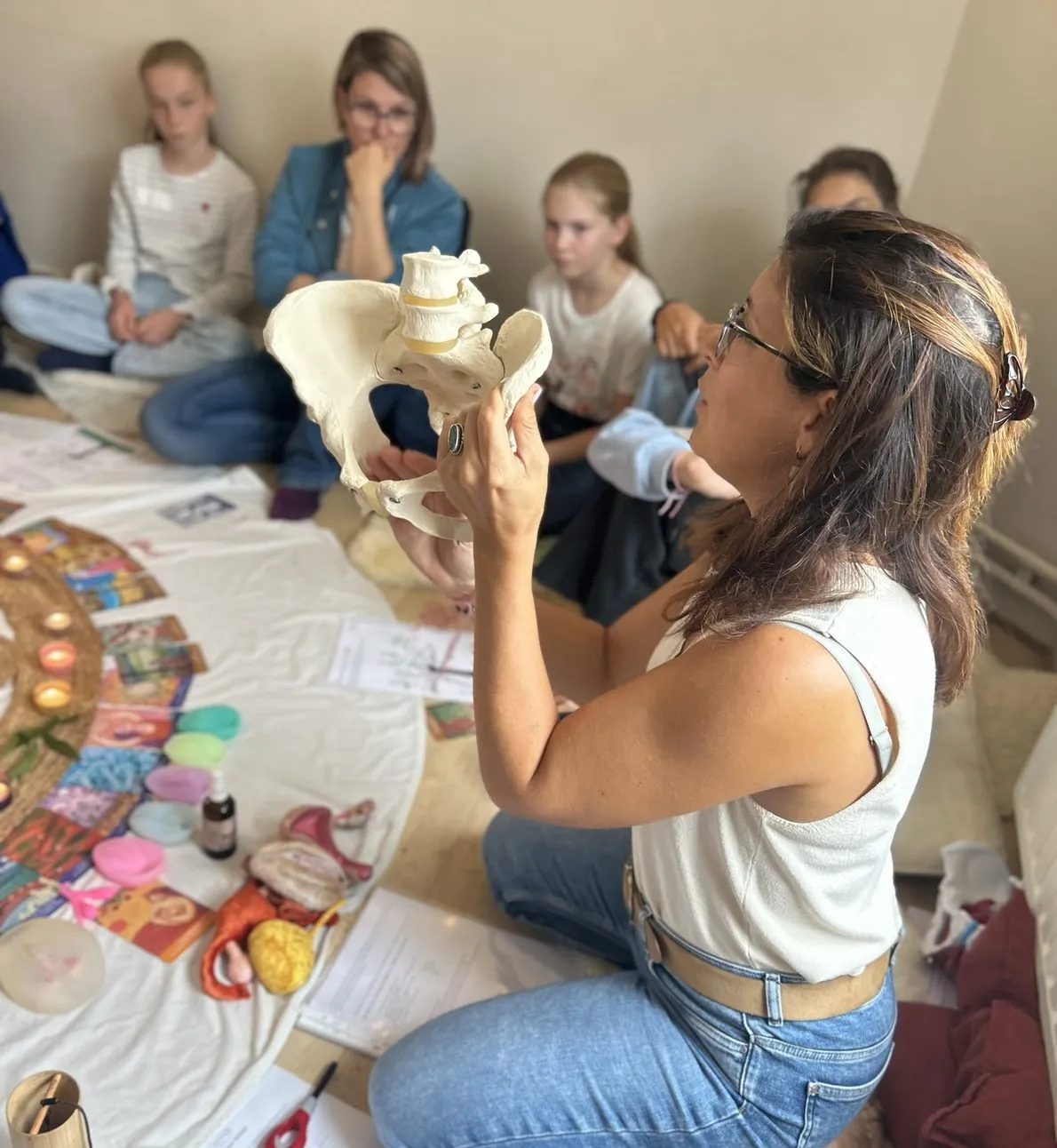 Sophie Laféac montrant un bassin anatomique à des jeunes filles lors d’un Cercle Rose