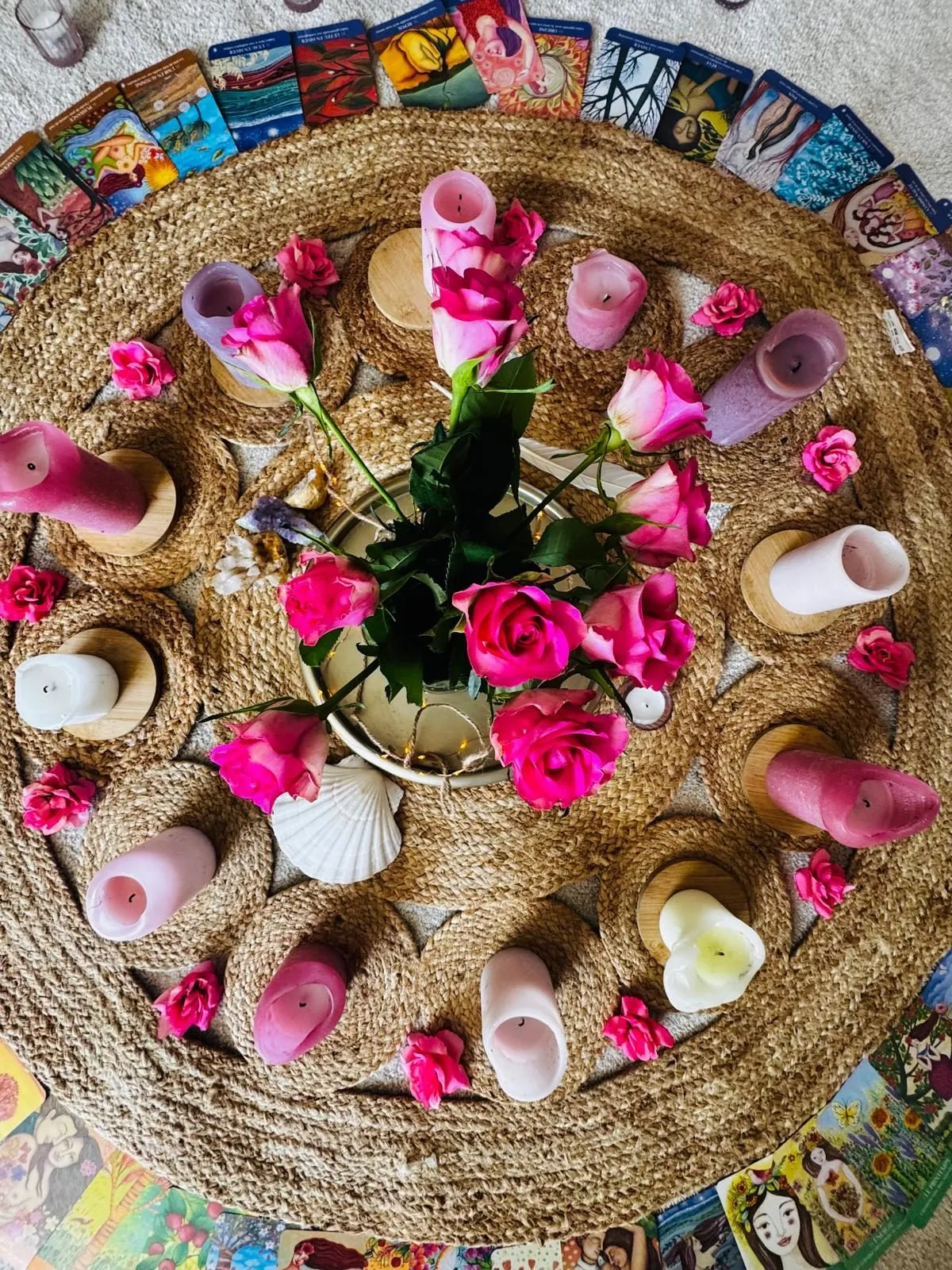Autel fleuri et bougies à la fin d’un Cercle Rose