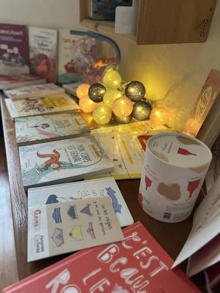Livres et cartes sur le cycle féminin, au Cercle Rose