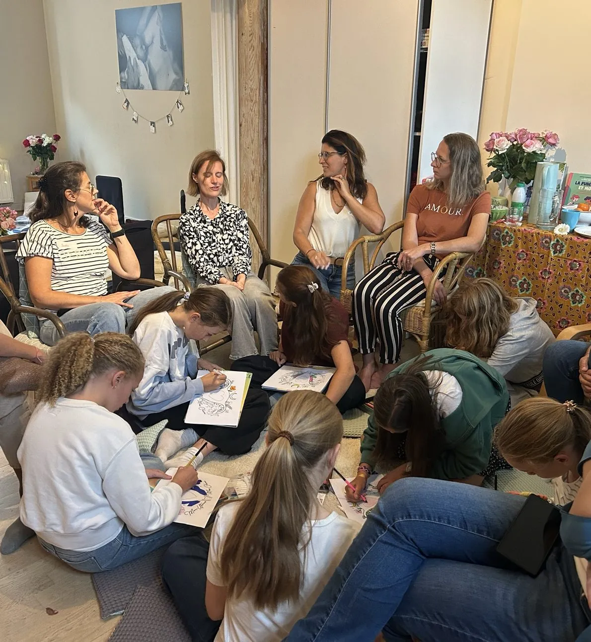 Mères et filles réunies en cercle lors d’un Cercle Rose