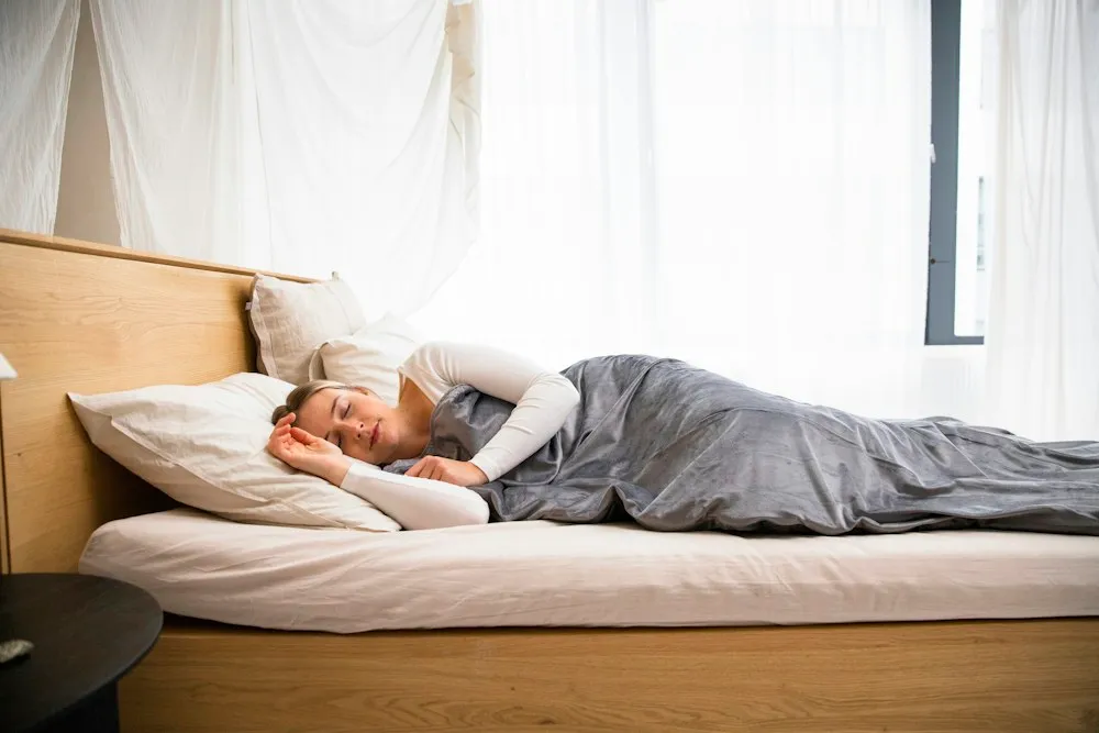 Femme enceinte allongée au repos