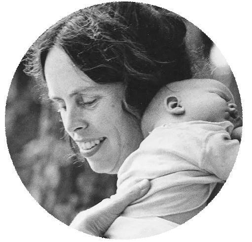 Ina May Gaskin, sage-femme, tenant un bébé