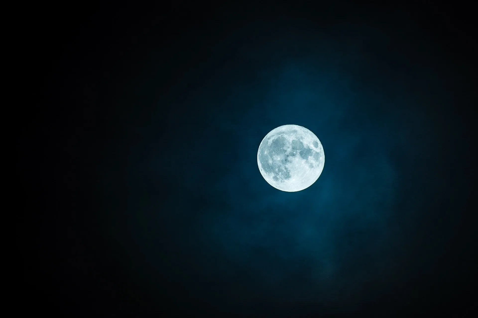 La pleine lune dans un ciel de nuit