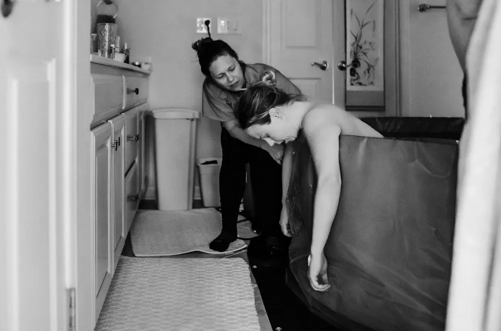 Femme en travail soutenue lors d’une naissance à la maison