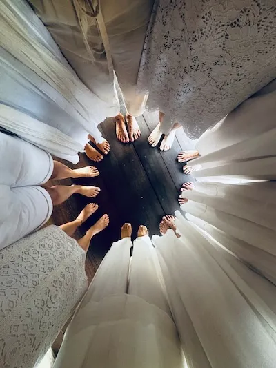 Cercle de pieds de femmes vus d’en haut