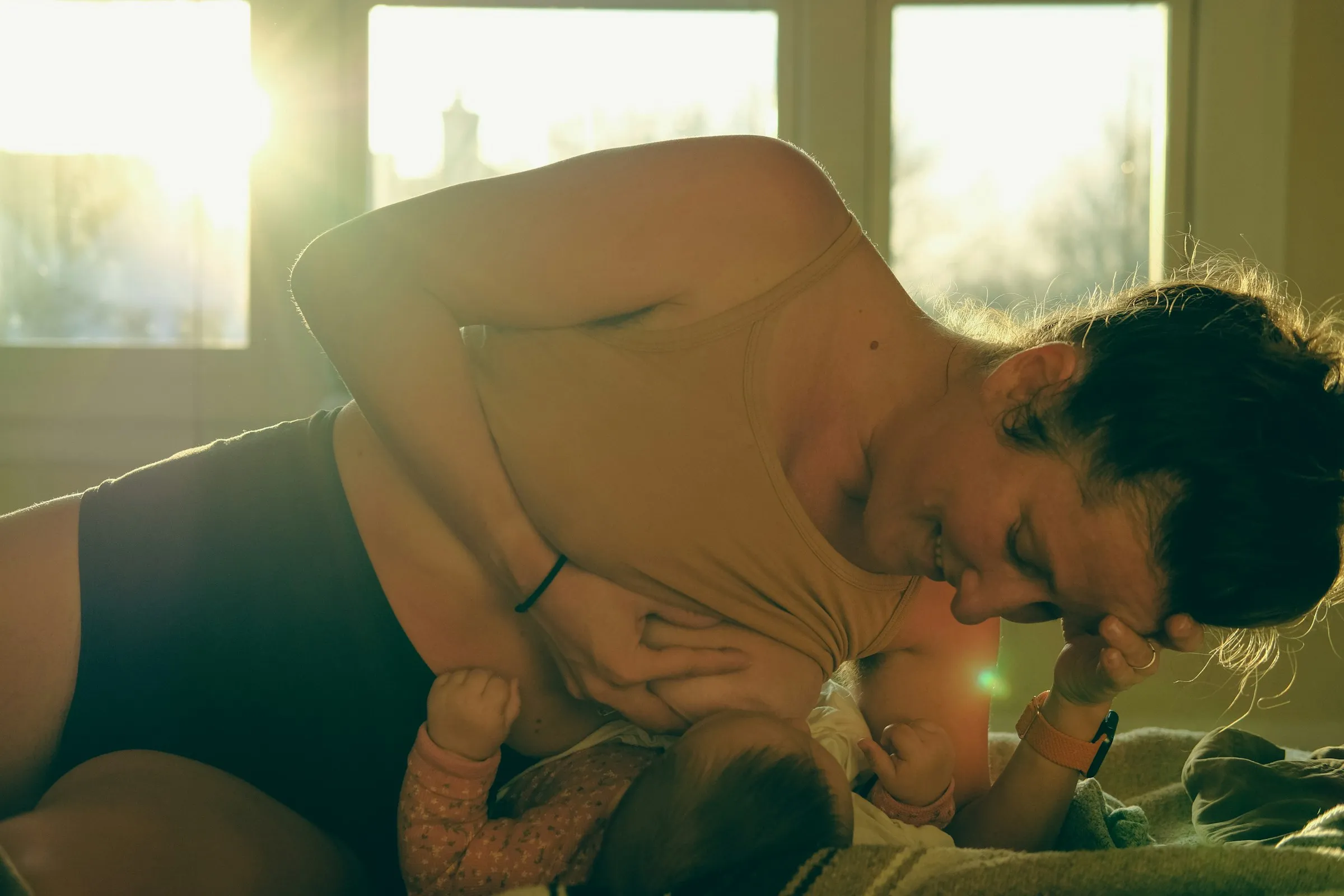 Mère et bébé dans une lumière douce