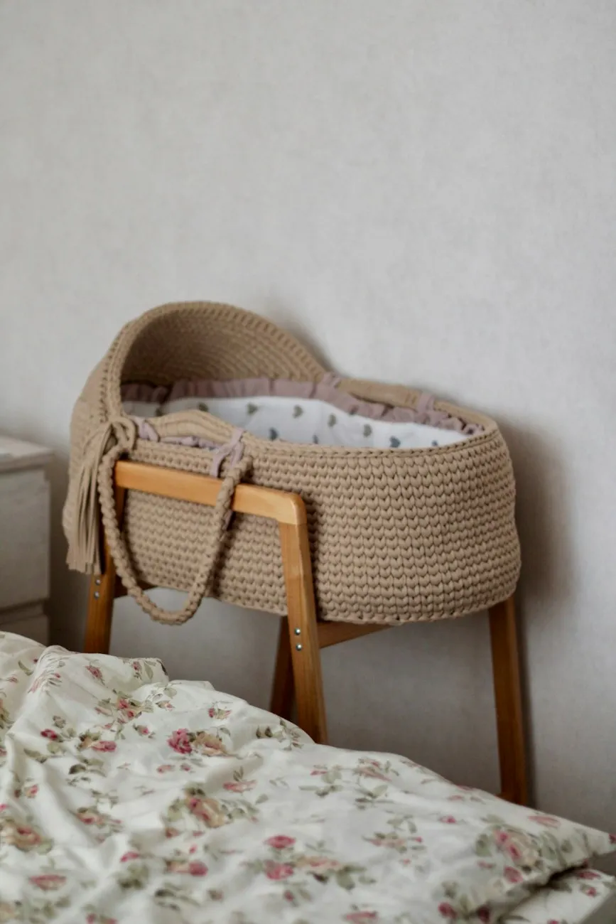Couffin en osier dans une chambre de bébé