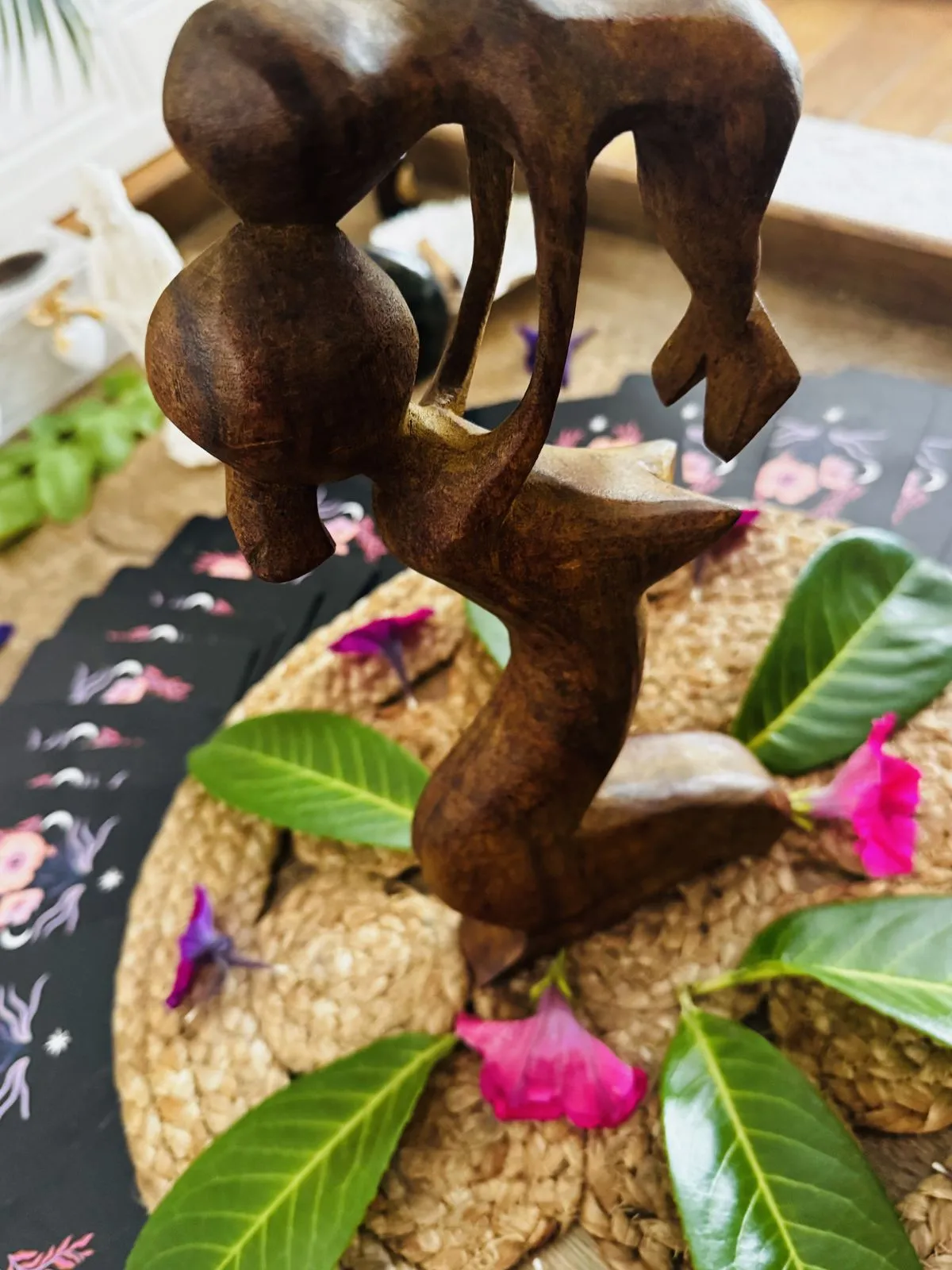 Ambiance du Rituel Rebozo : fleurs, cartes d’oracle, tisane, massage et tissus rebozo