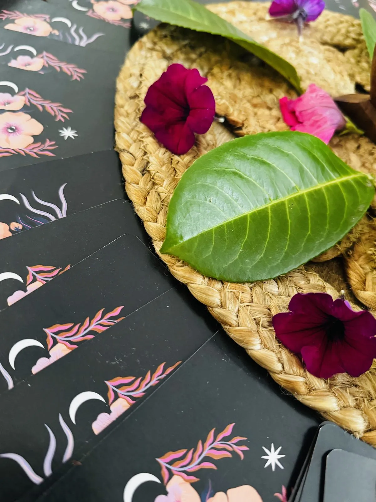 Ambiance du Rituel Rebozo : fleurs, cartes d’oracle, tisane, massage et tissus rebozo