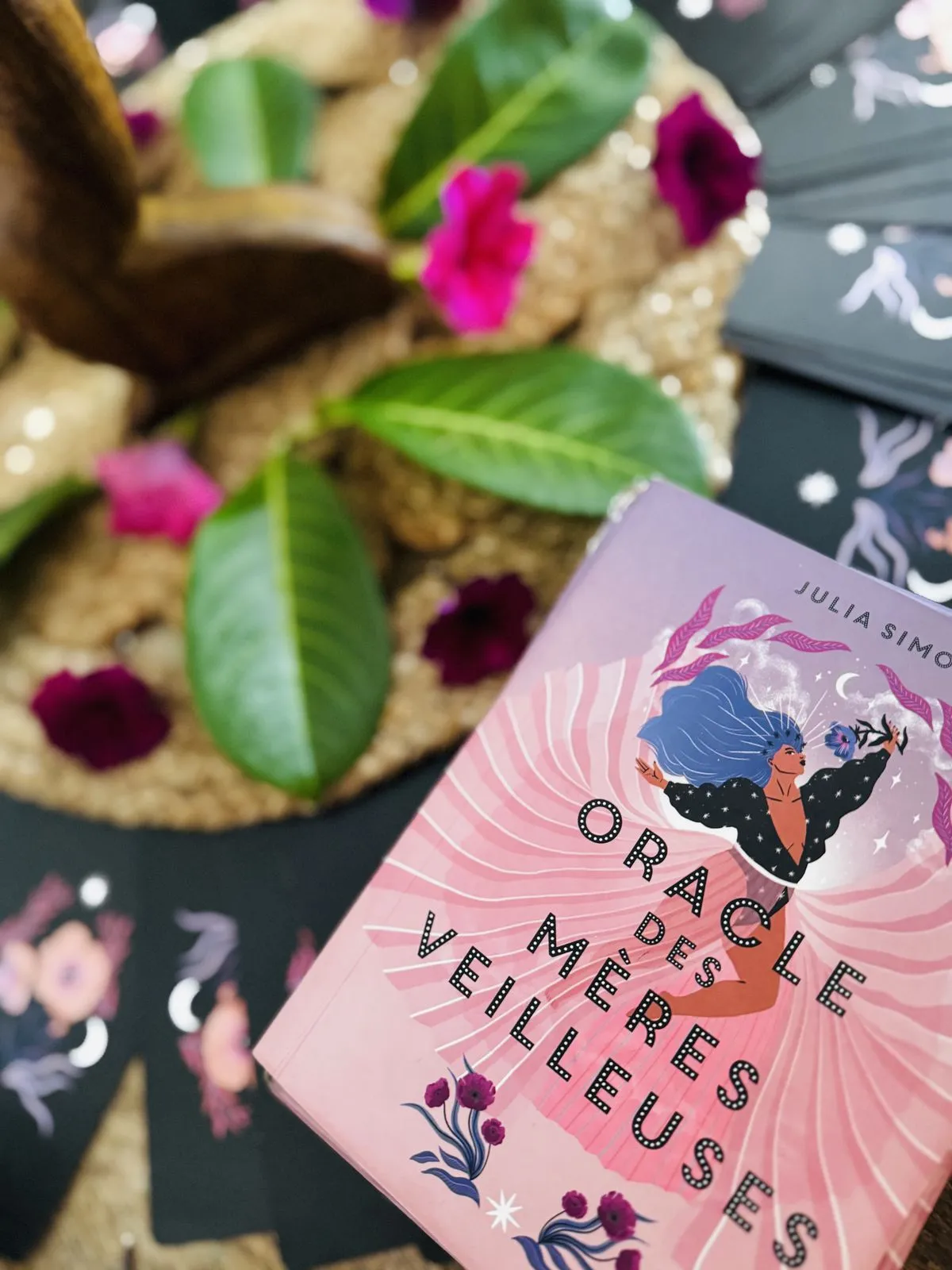 Ambiance du Rituel Rebozo : fleurs, cartes d’oracle, tisane, massage et tissus rebozo