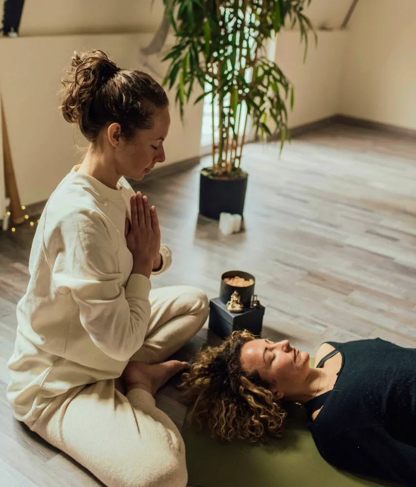 Atelier de préparation : femme enceinte et accompagnante en posture de détente