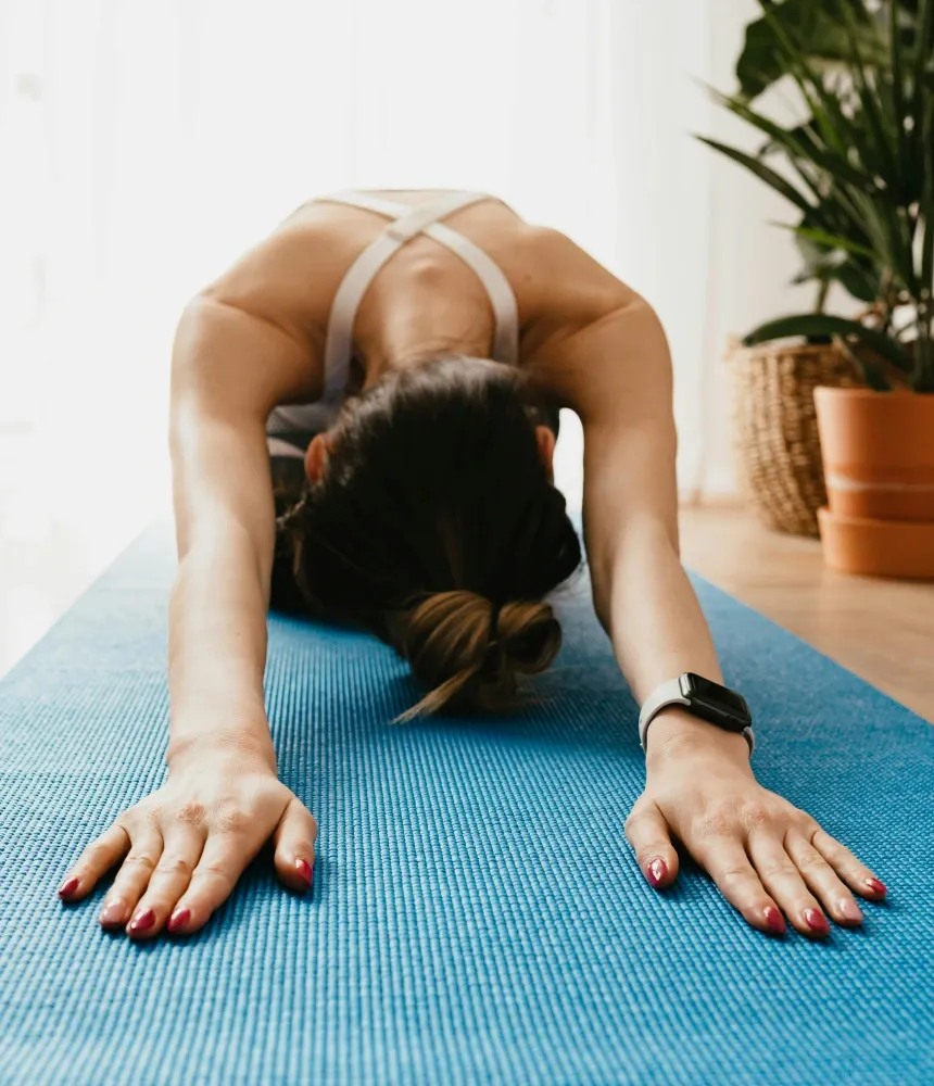 Femme en étirement sur un tapis de yoga