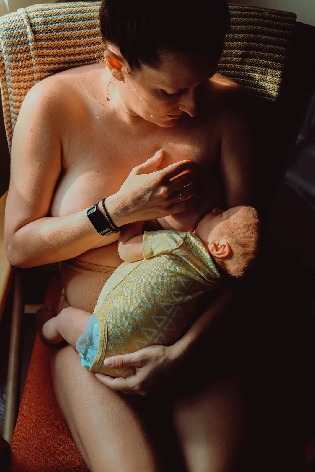 Une mère allaite son nouveau-né en peau à peau