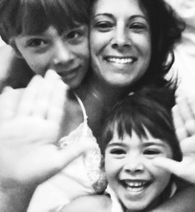 Sophie Laféac riant avec ses enfants