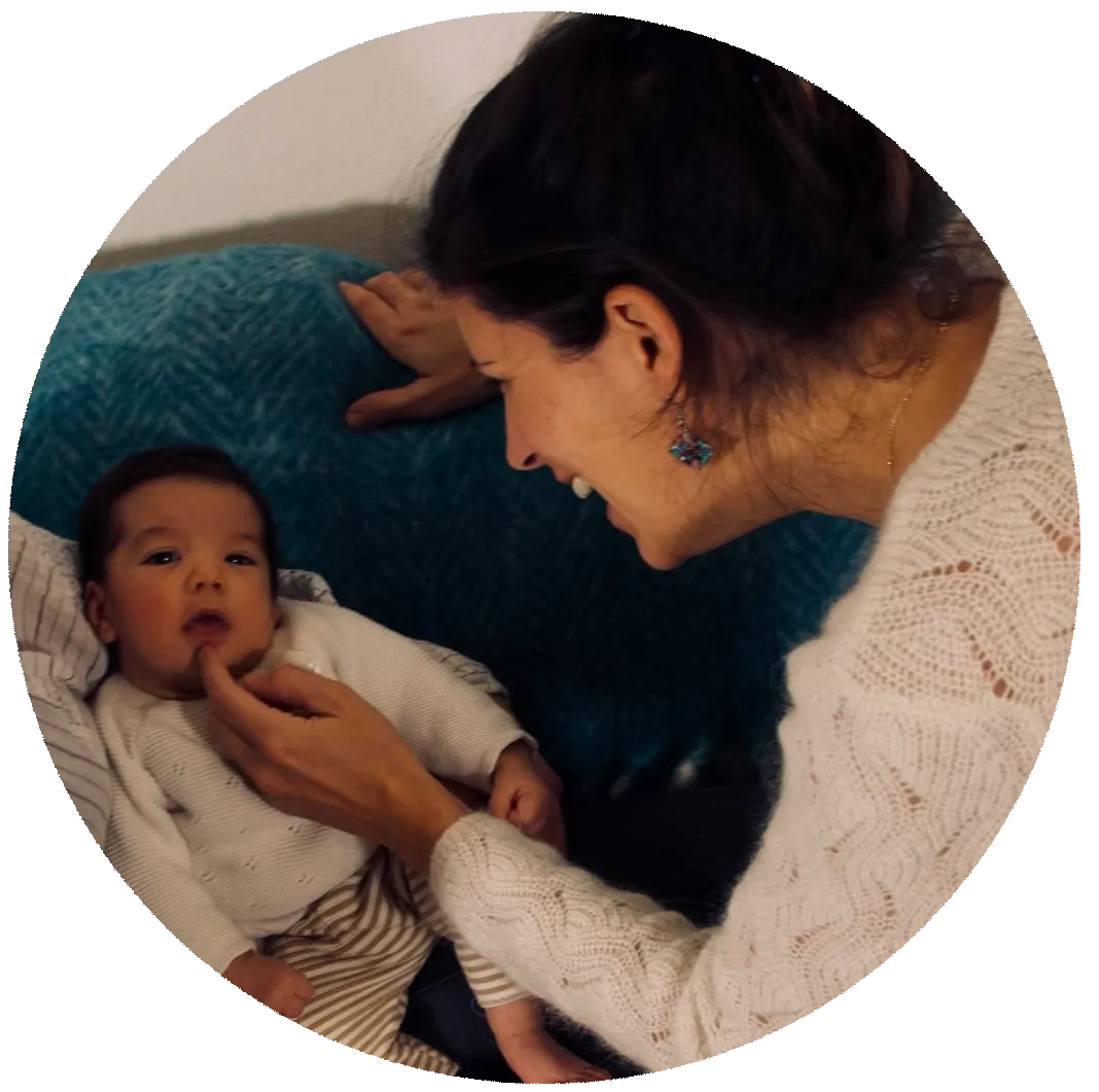 Sophie Laféac souriant à un bébé
