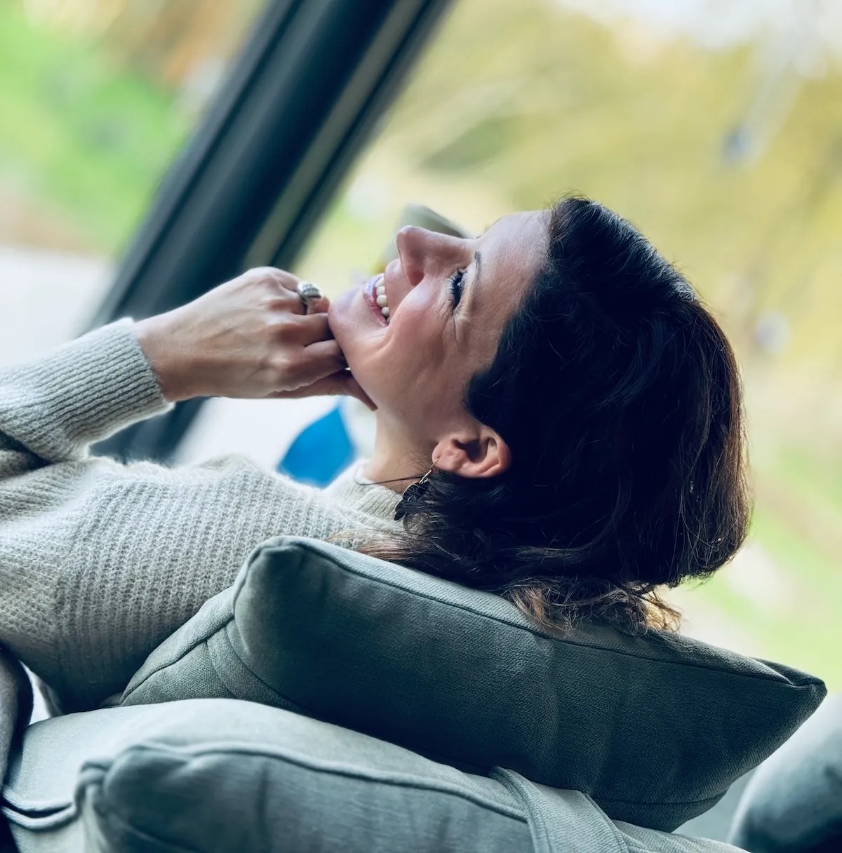 Sophie Laféac au téléphone, souriante