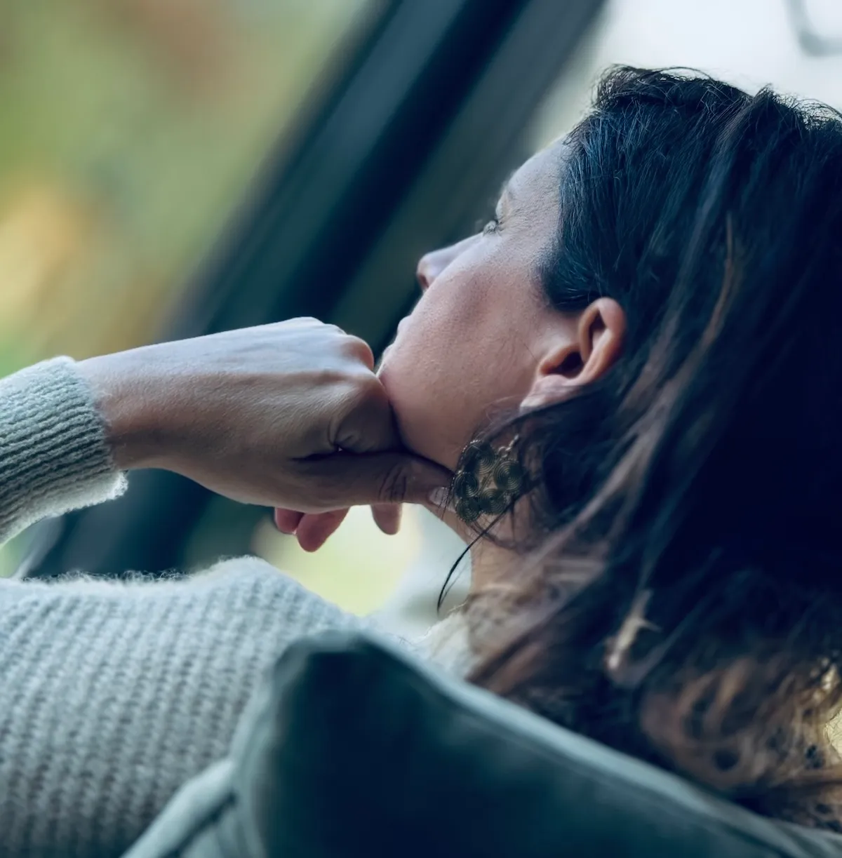 Sophie Laféac, sage-femme, regard pensif près d’une fenêtre